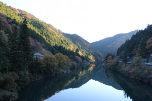 秋の川と山