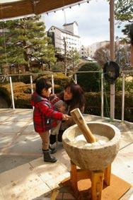 親子で餅つき