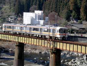 列車と飛騨川