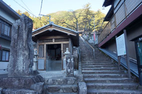 温泉寺入口の階段
